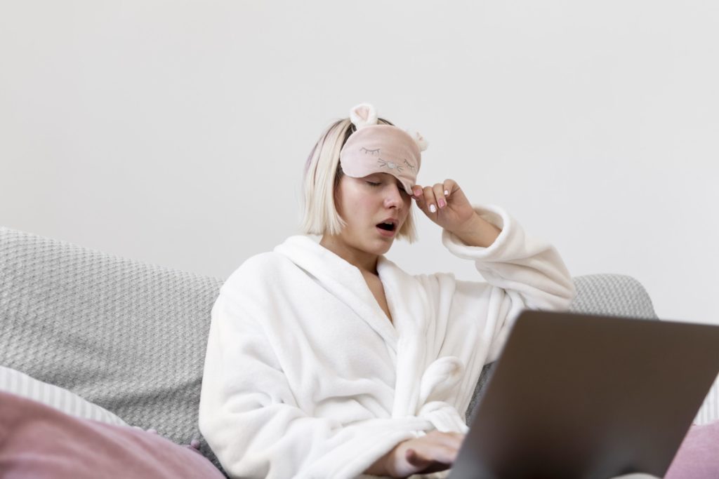 Belle femme travaillant apres s etre reveillee de son sommeil (1)