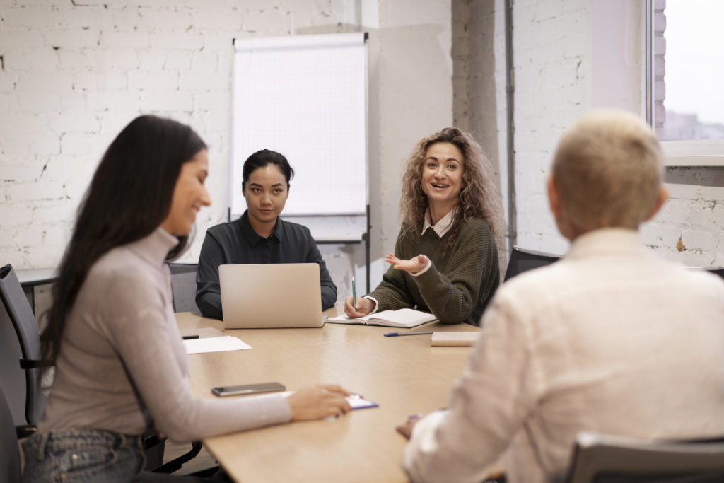 Collegues travaillant ensemble sur le projet
