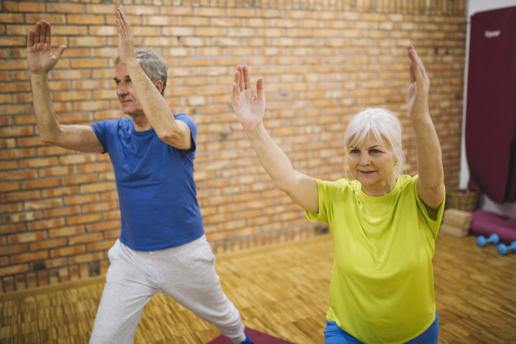 Personnes agees faisant de la gymnastique