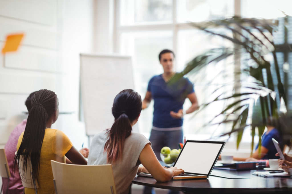 Professionnels en formation autour d'un ordinateur portable